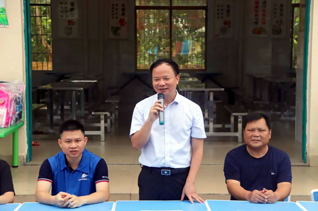 “點(diǎn)亮童心 愛心助學(xué)”兒童節(jié)公益活動(dòng)走進(jìn)臨高縣鋪?zhàn)行W(xué)